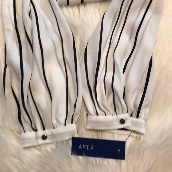 Apt.9 Women’s Keyhole top ( white/ pinstripe ) - Picture 6 of 7